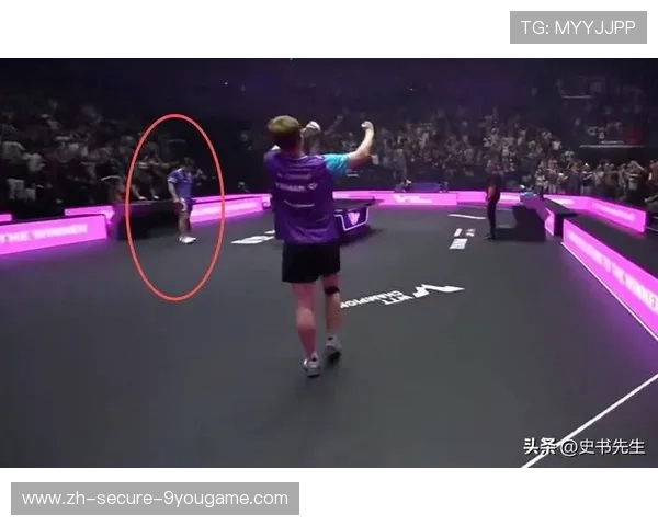 UFC飞腿踢中太阳穴，对手当场倒地，震撼全场！